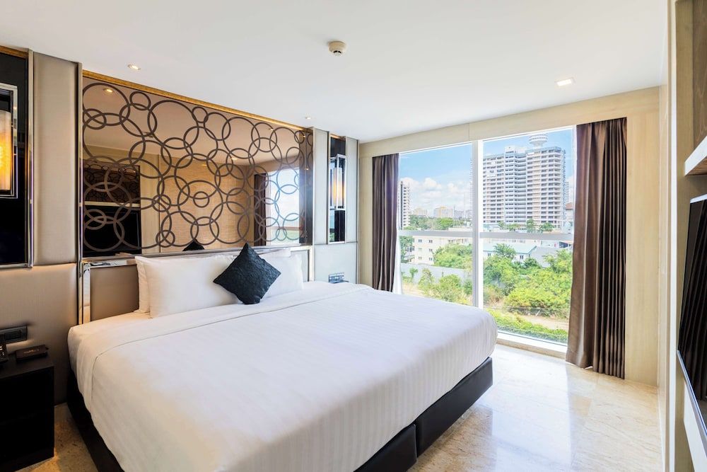 The Sanctuary Resort Pattaya, BW Signature Collection Junior Suite, 1 King Bed, Balcony, City View (Living Room) 2