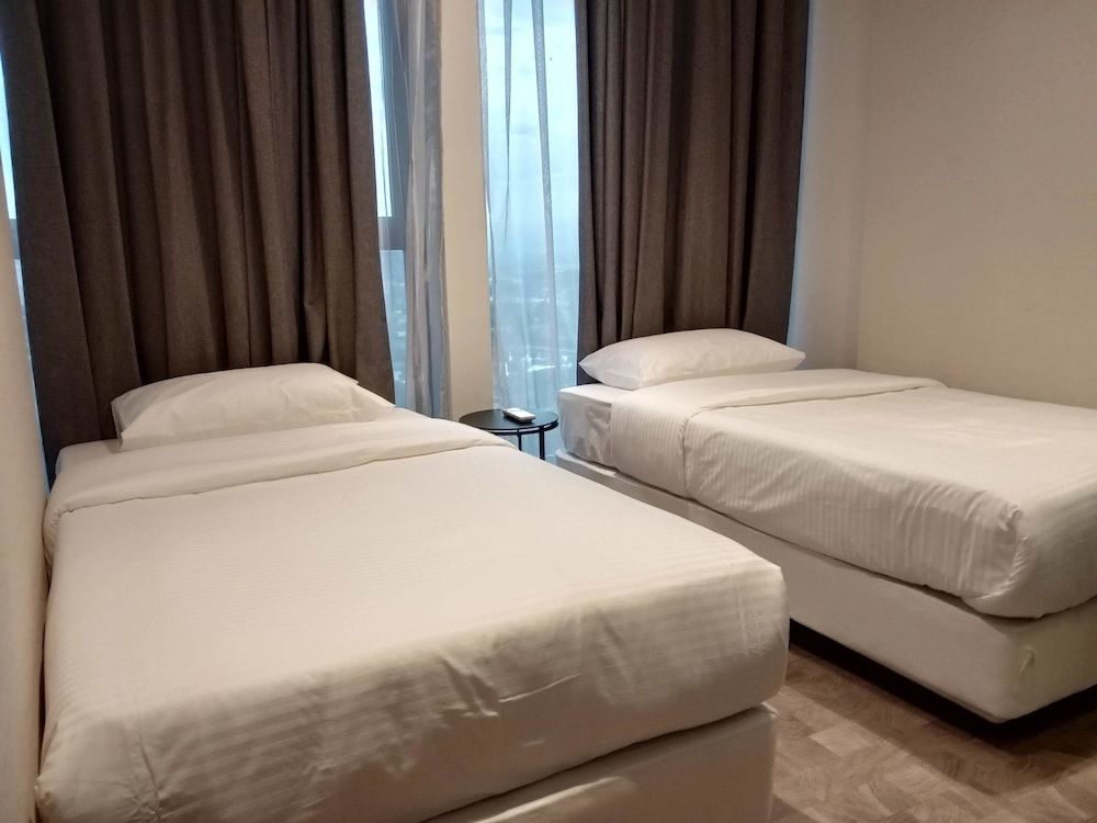 Expressionz Professional Suites by iHost Homes 2 Family Suite, 2 Bedrooms, Hot Tub, Lake View