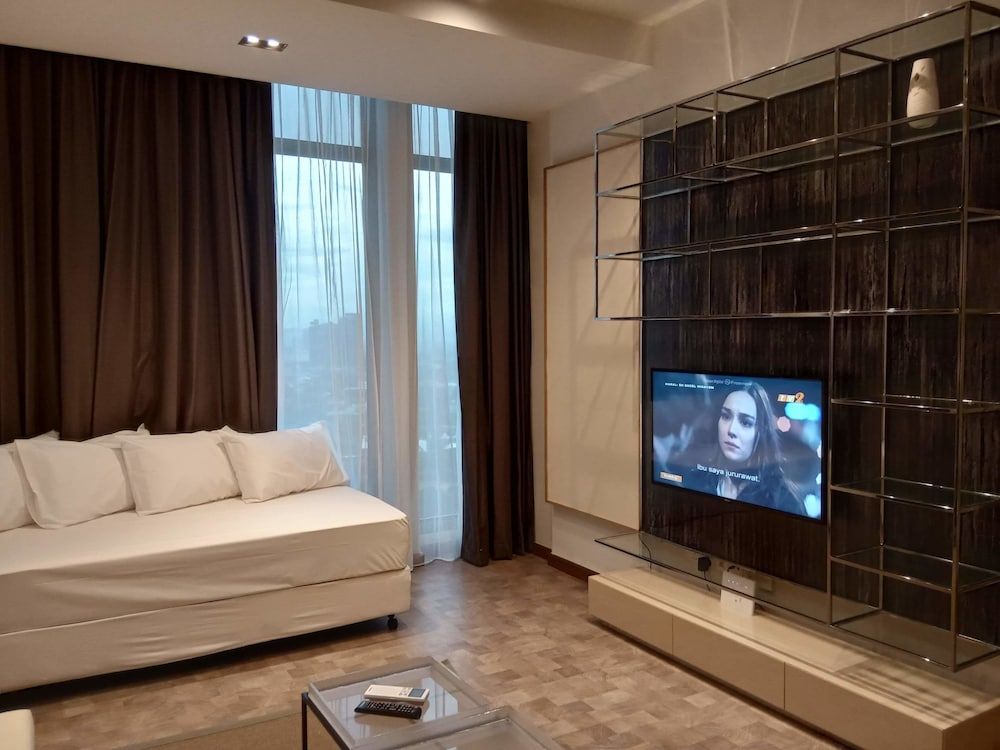 Expressionz Professional Suites by iHost Homes 2 Family Suite, 2 Bedrooms, Hot Tub, Lake View 12