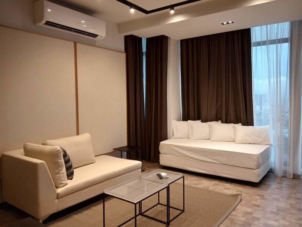 Expressionz Professional Suites by iHost Homes 2 Family Suite, 2 Bedrooms, Hot Tub, Lake View 15