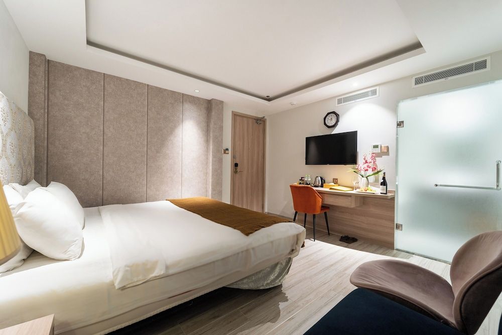 Deluxe Double Room, Bathtub - Internal view