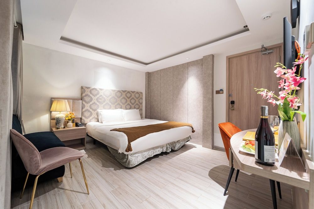 Deluxe Double Room, Bathtub - Internal view