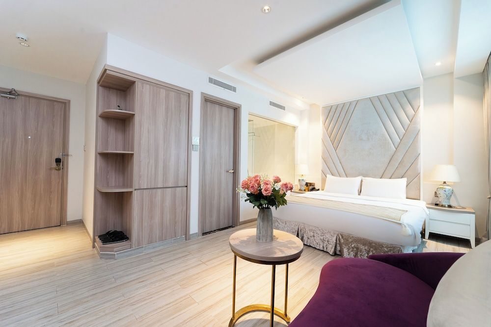 Suite, Bathtub, City View
