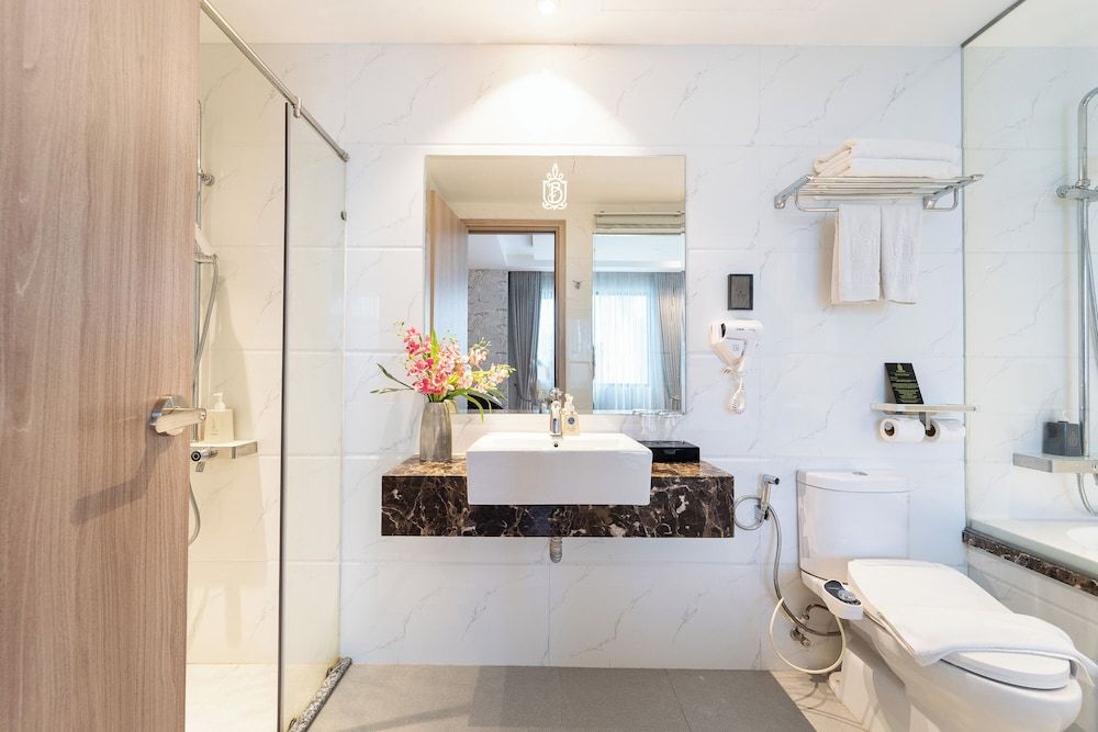 Family Room, Bathtub, City View