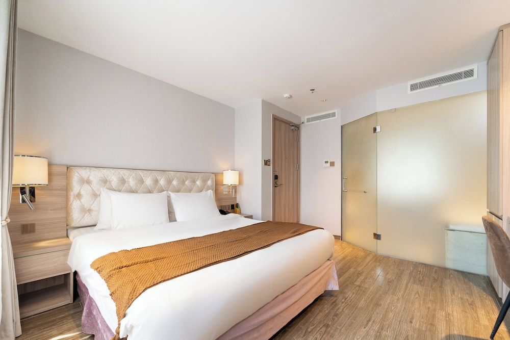 Premier Room, Bathtub, City View