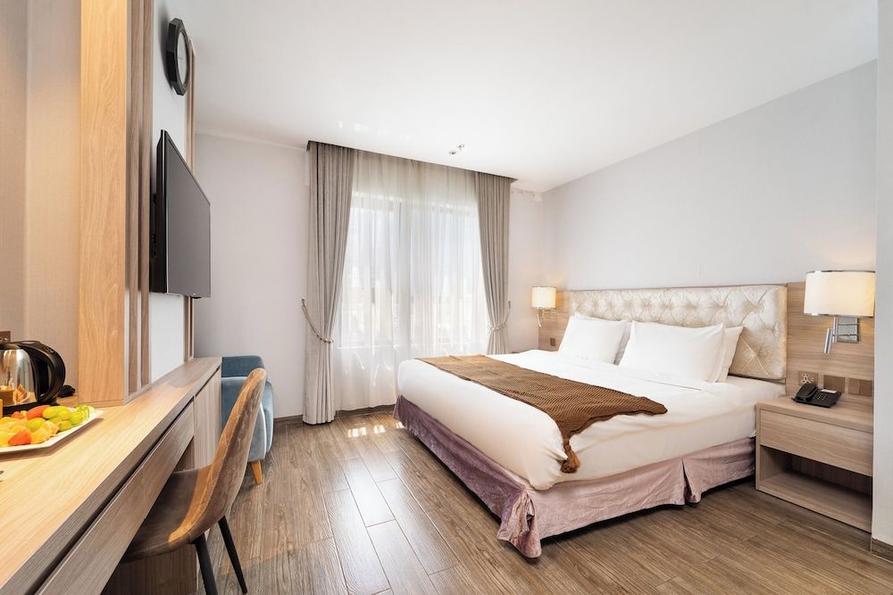 Premier Room, Bathtub, City View