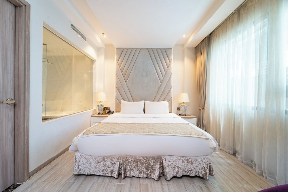 Suite, Bathtub, City View