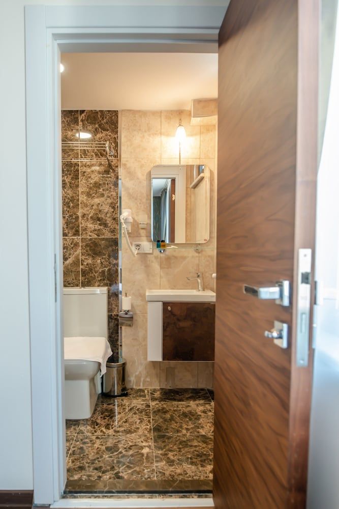 The Camelot Hotel Economy Double Room 6