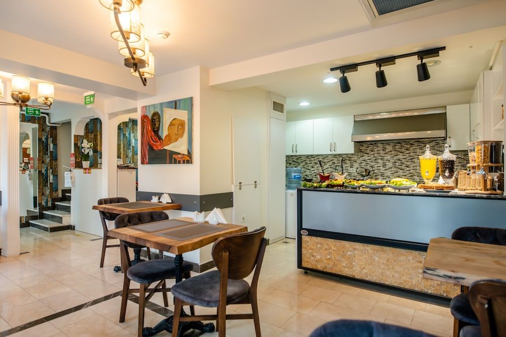 undefined The Camelot Hotel 10