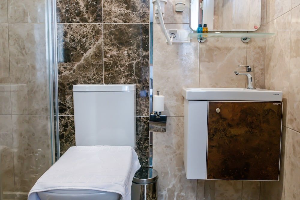 The Camelot Hotel Economy Double Room 4