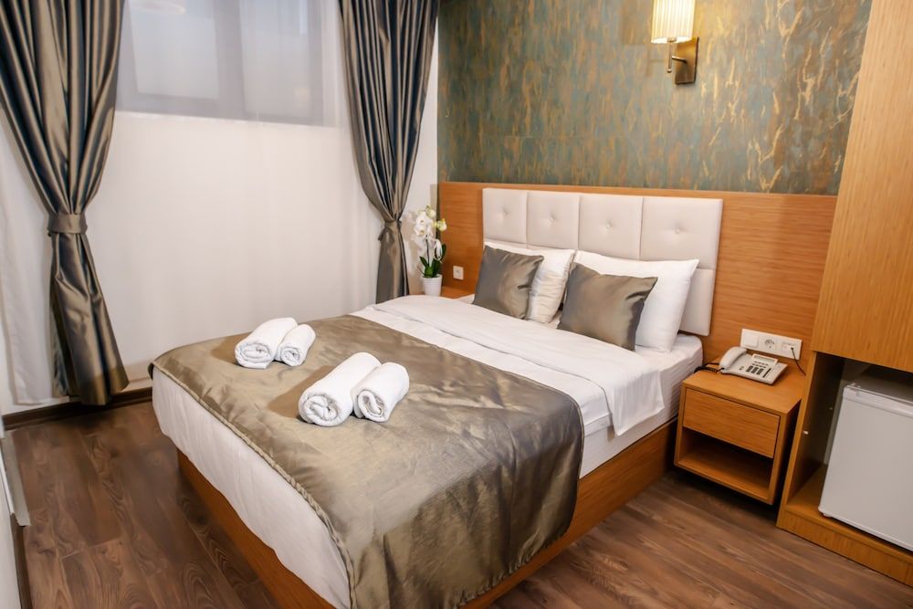 undefined The Camelot Hotel 4