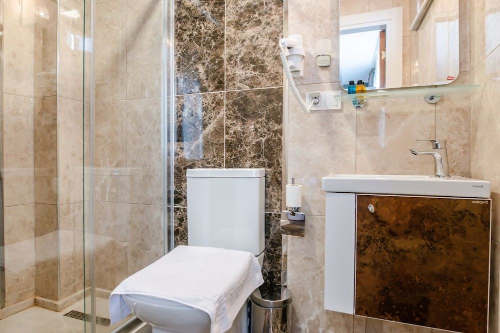 The Camelot Hotel Economy Double Room 5