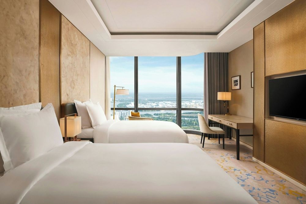 undefined Vinpearl Landmark 81, Autograph Collection 3