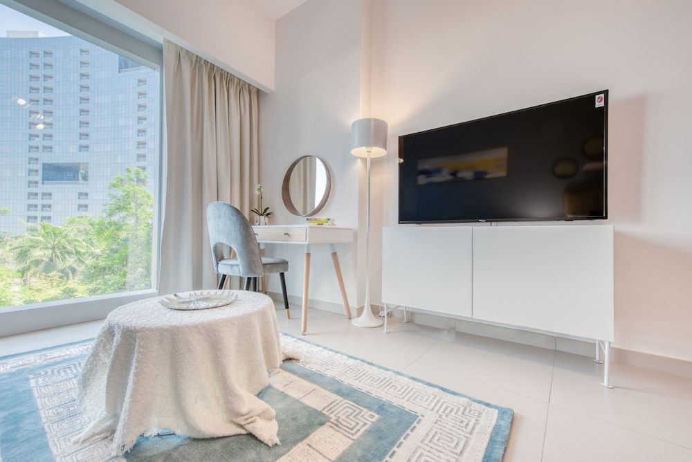 undefined Capital Living On Reem: The Arc Towers 7