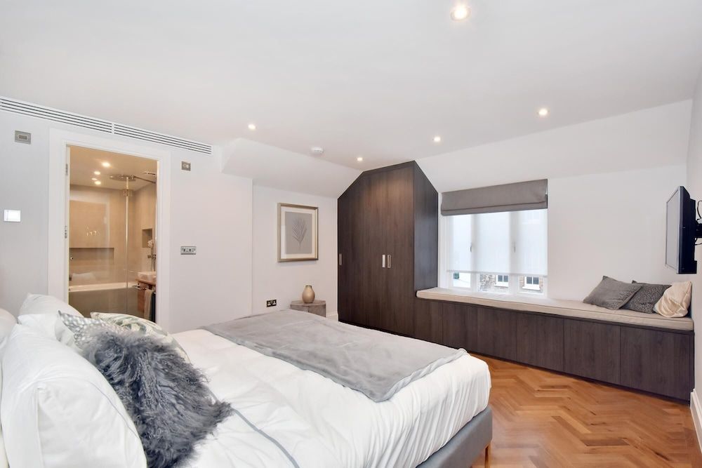 undefined Stunning Mayfair 3 Bed 8 Million Air Conditioned 7