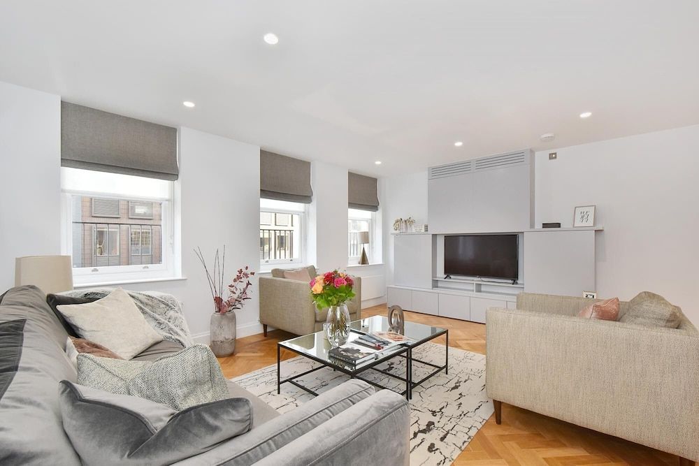 undefined Stunning Mayfair 3 Bed 8 Million Air Conditioned 3