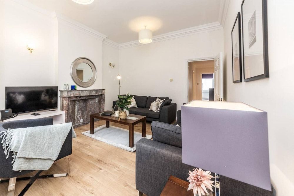 undefined Spacious and Recently Modernised Two-bedroom Apartment in Kensington 2