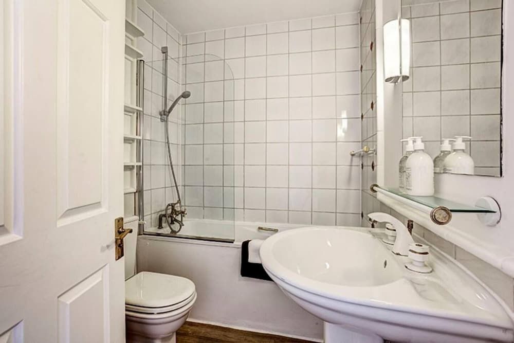 undefined Spacious 2 Double Bedroom Apartment Kensington 10