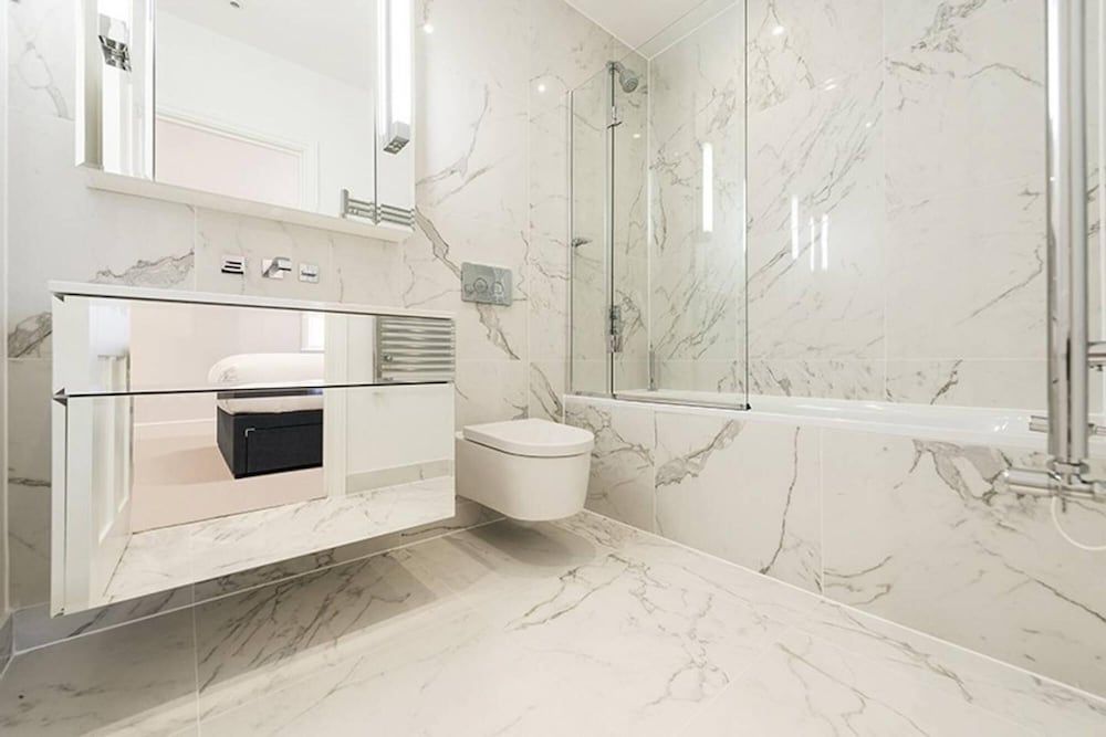 undefined Designer 3 Bed Apartment With Balcony - 140