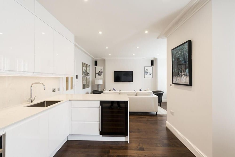 undefined Designer 3 Bed Apartment With Balcony - 140 6