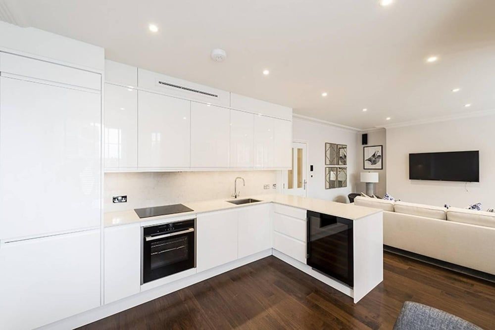 undefined Designer 3 Bed Apartment With Balcony - 140 9