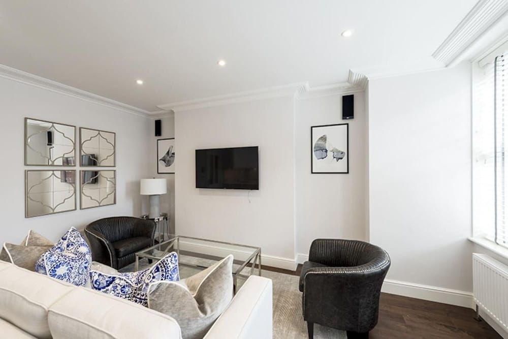 undefined Designer 3 Bed Apartment With Balcony - 140 5