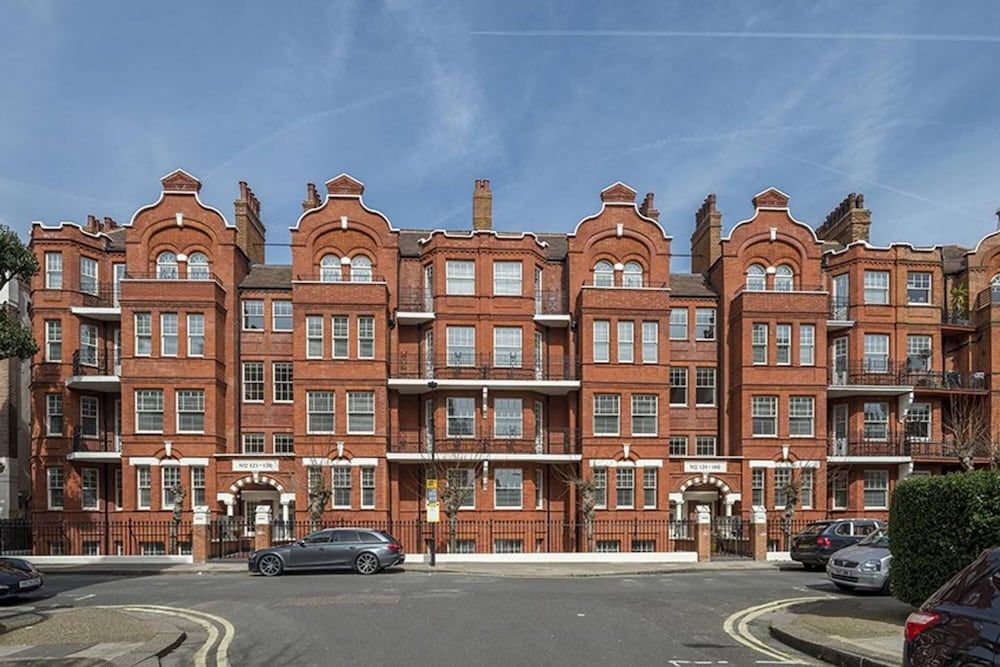 undefined Designer 3 Bed Apartment With Balcony - 140 10