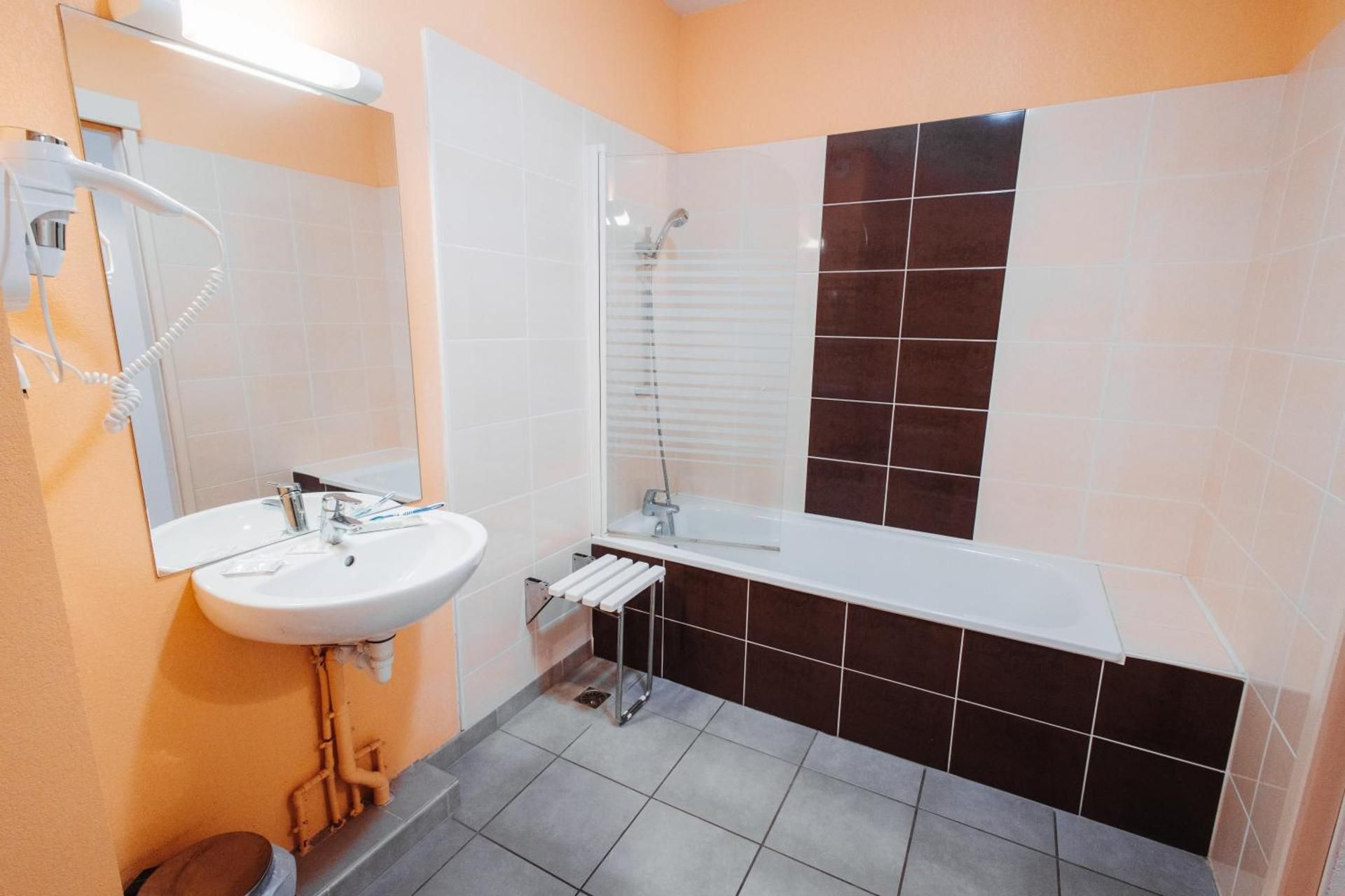 2-Room Apartment (4 Adults)