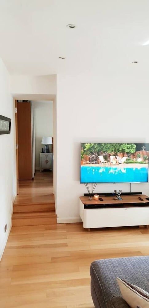 undefined Kennington Oval 2-bed Apartment in London 8