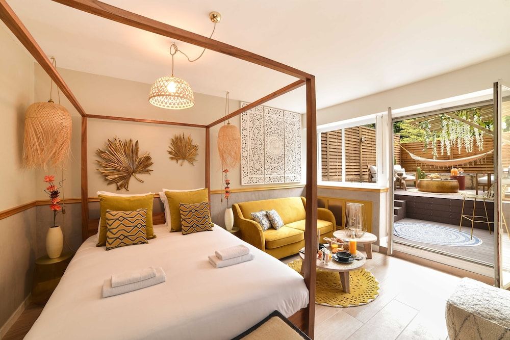 The Majestic Garden Suite Honeymoon Apartment, Ensuite 2