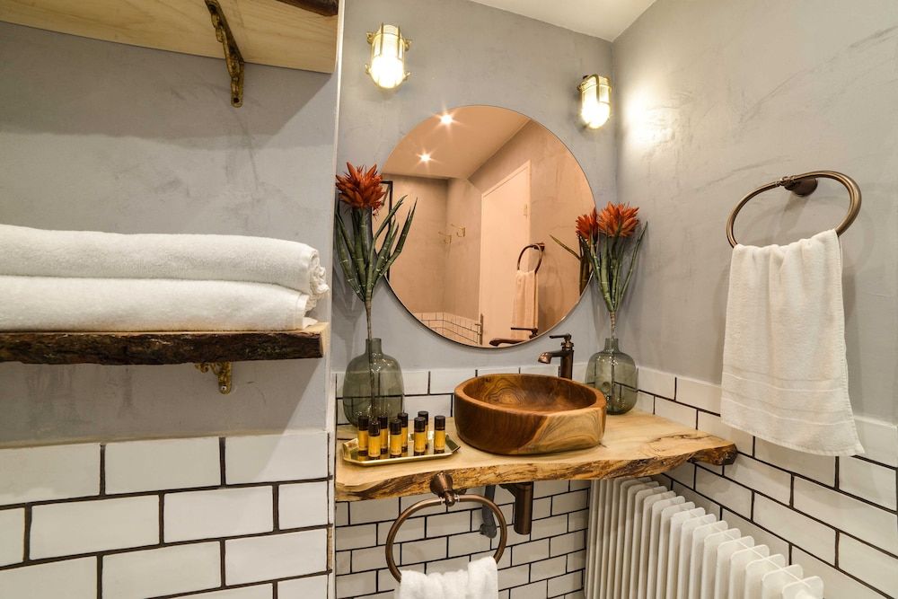 The Majestic Garden Suite Honeymoon Apartment, Ensuite 19