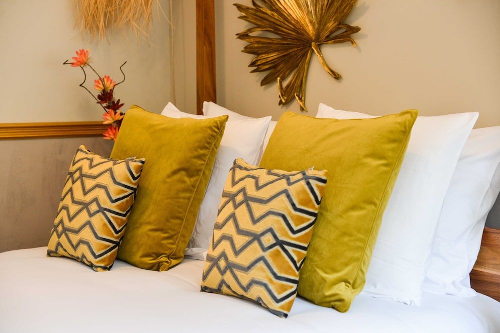 The Majestic Garden Suite Honeymoon Apartment, Ensuite 13