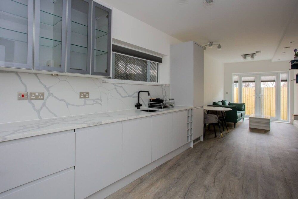 undefined Bright 1 Bedroom Apartment in West London 4