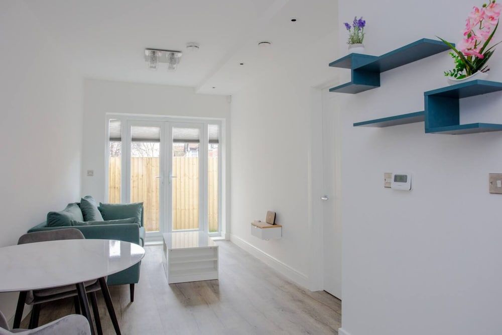 undefined Bright 1 Bedroom Apartment in West London 10