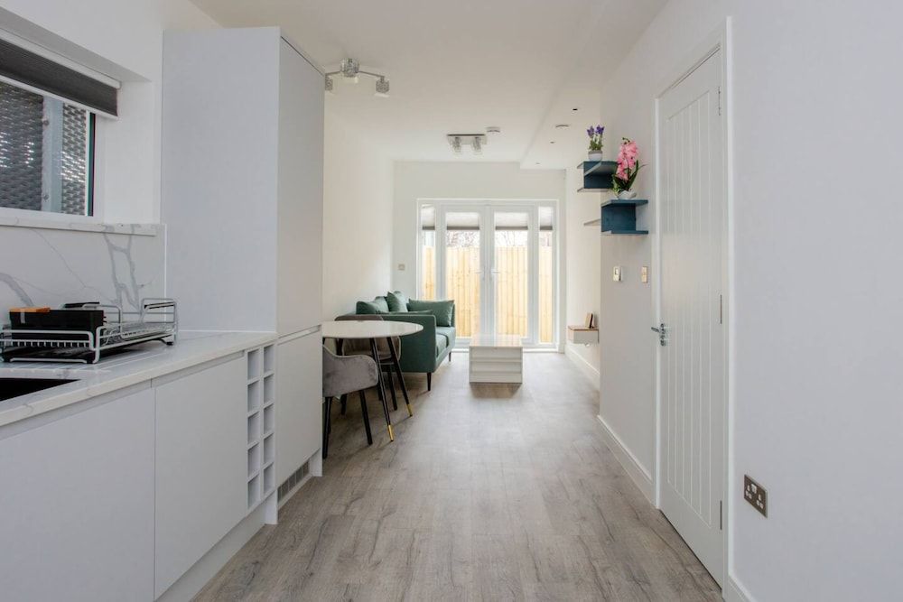 undefined Bright 1 Bedroom Apartment in West London 8