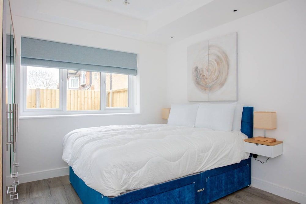 undefined Bright 1 Bedroom Apartment in West London 3