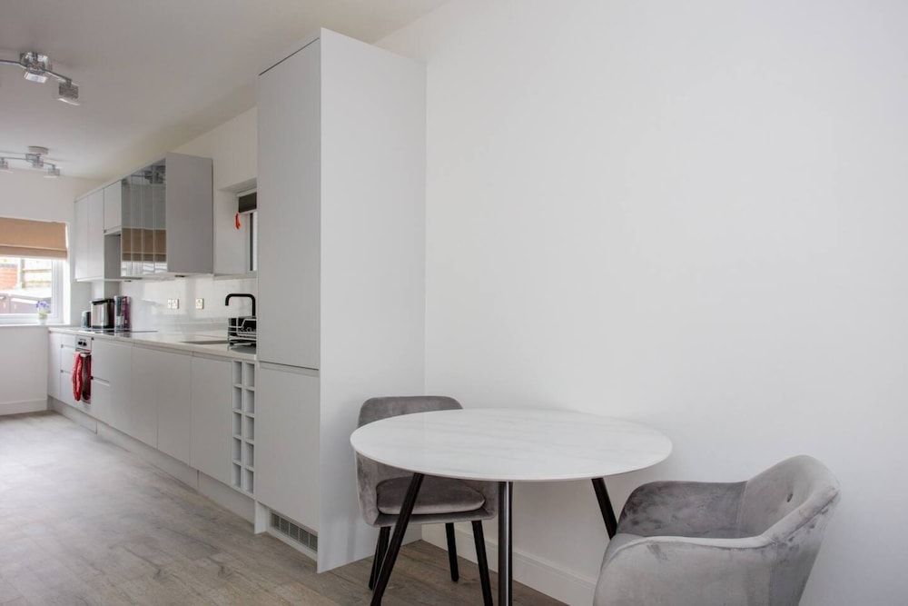 undefined Bright 1 Bedroom Apartment in West London 5