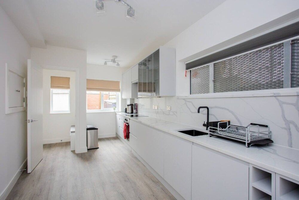 undefined Bright 1 Bedroom Apartment in West London 7