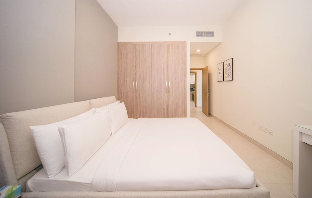 Business Bay 1BR Canal View Rooftop Pool - 360 vacation Deluxe Apartment, Non Smoking, Balcony 6