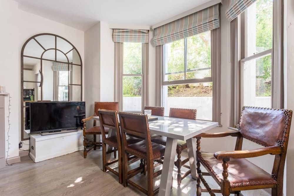 undefined Delightful 2 bed Garden Flat in Shepherd's Bush 4