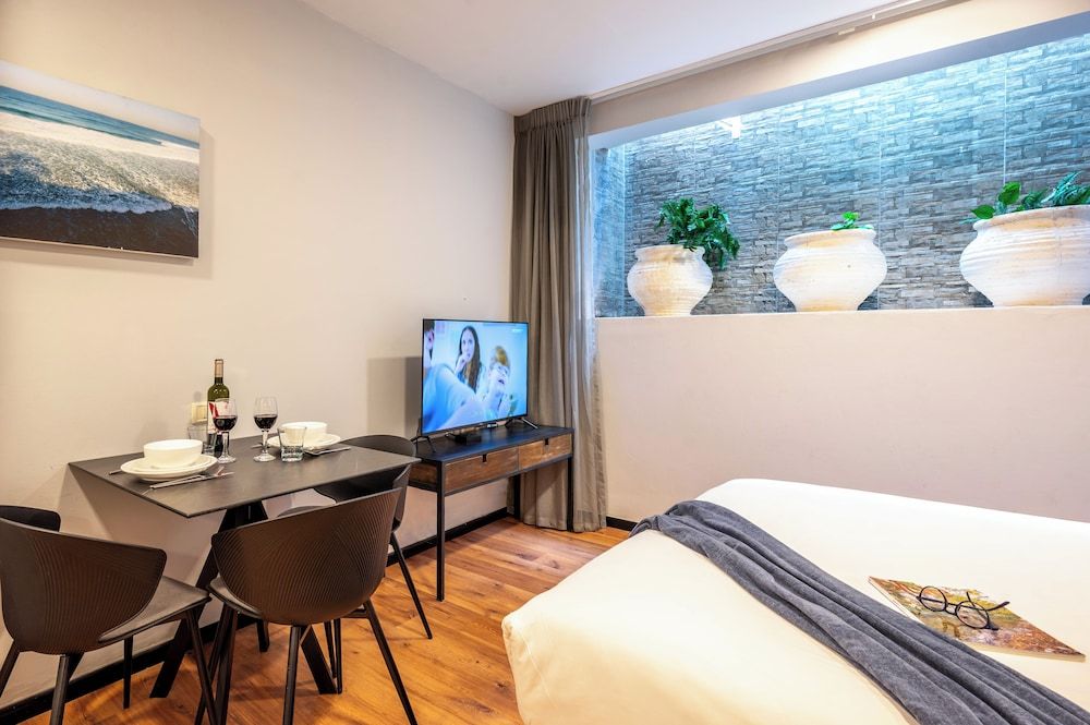 Sea Land Suites Studio Basement - Double Bed 6