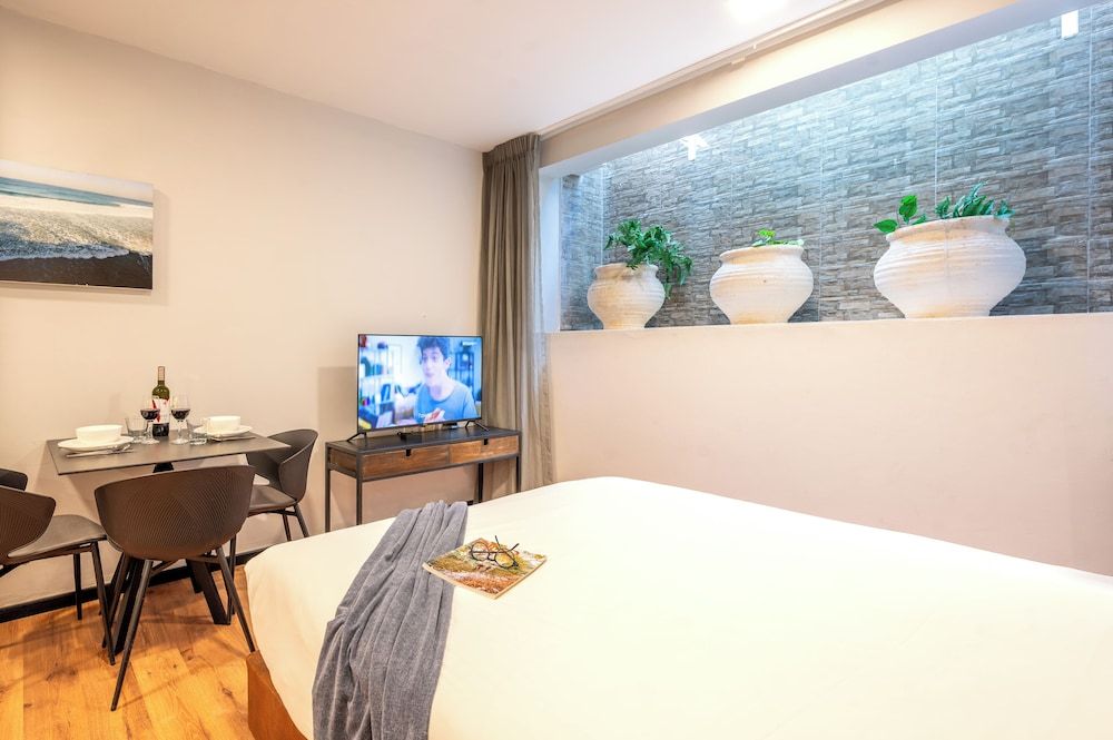 Sea Land Suites Studio Basement - Double Bed 9