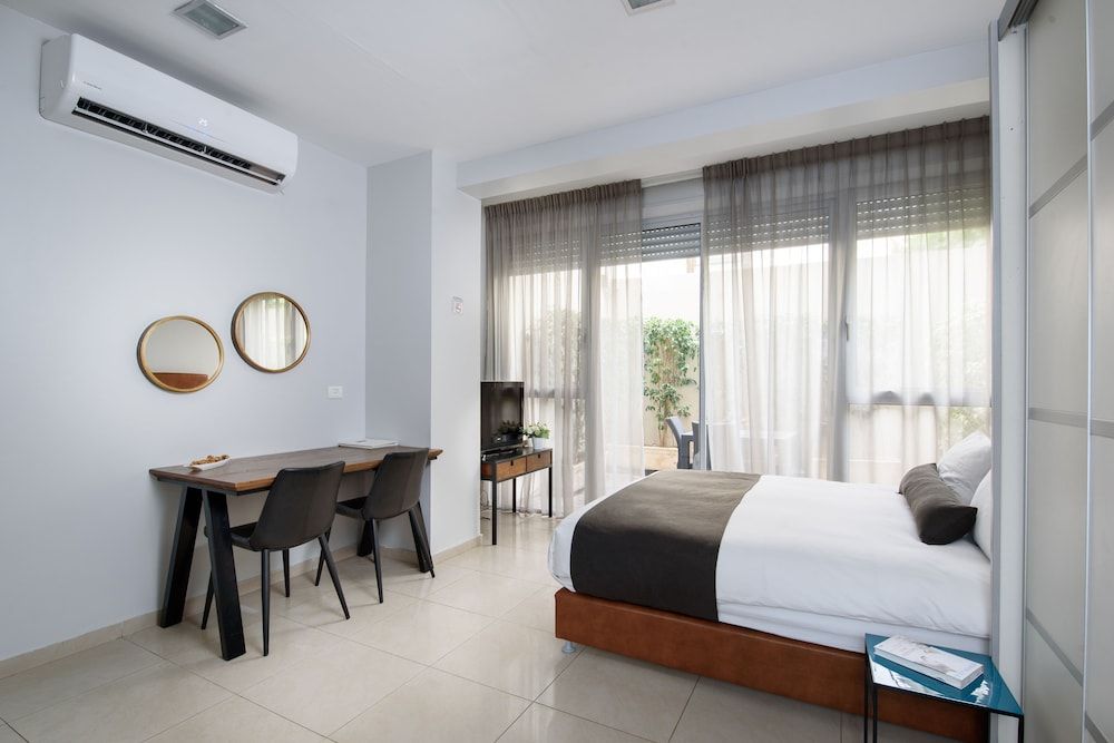 undefined Sea Land Suites 4