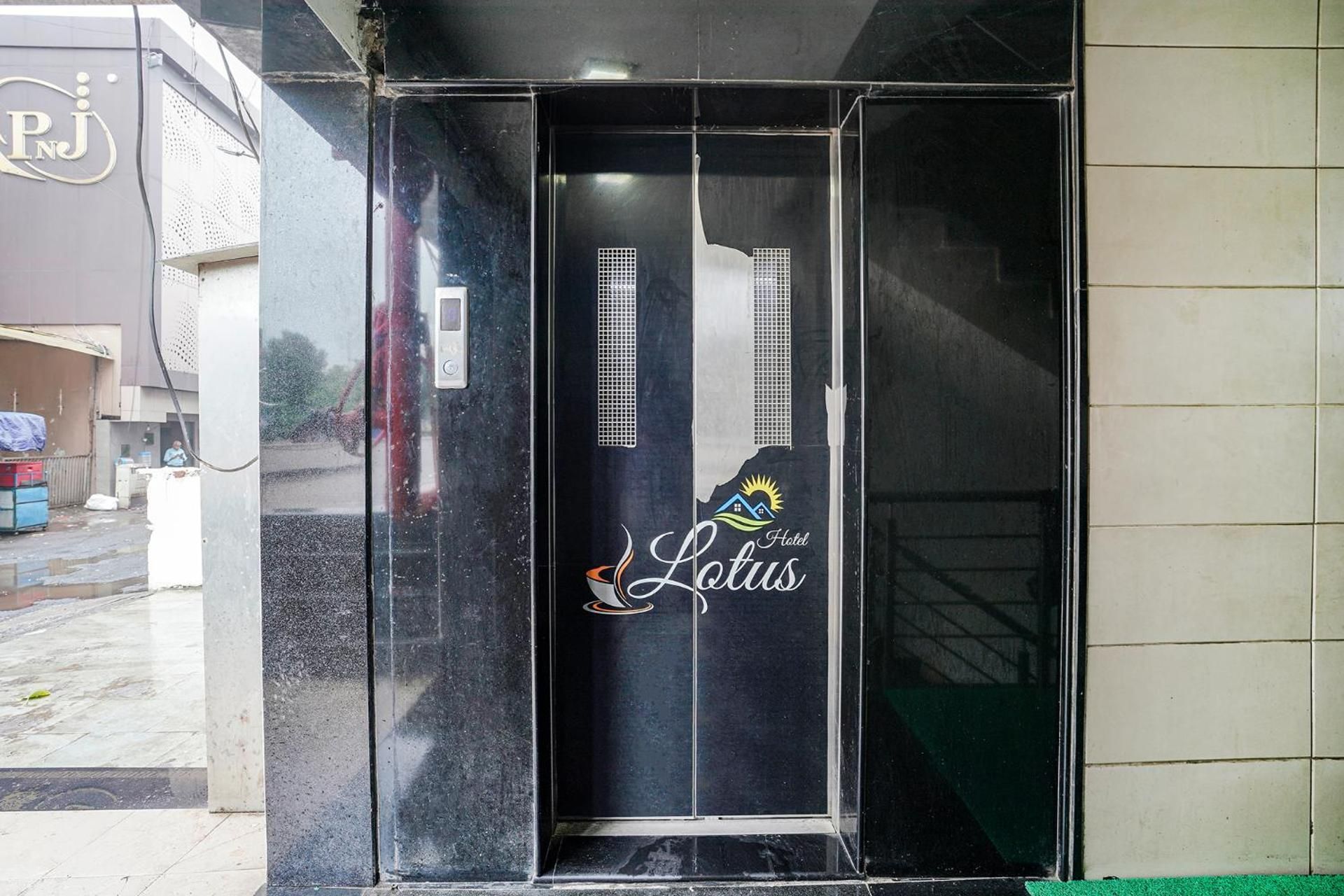 undefined Super Townhouse Lotus 9