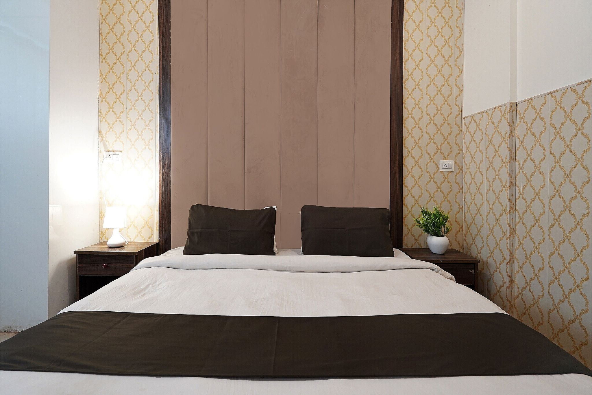 Capital O 36059 Hotel Shimaya Deluxe with View 10