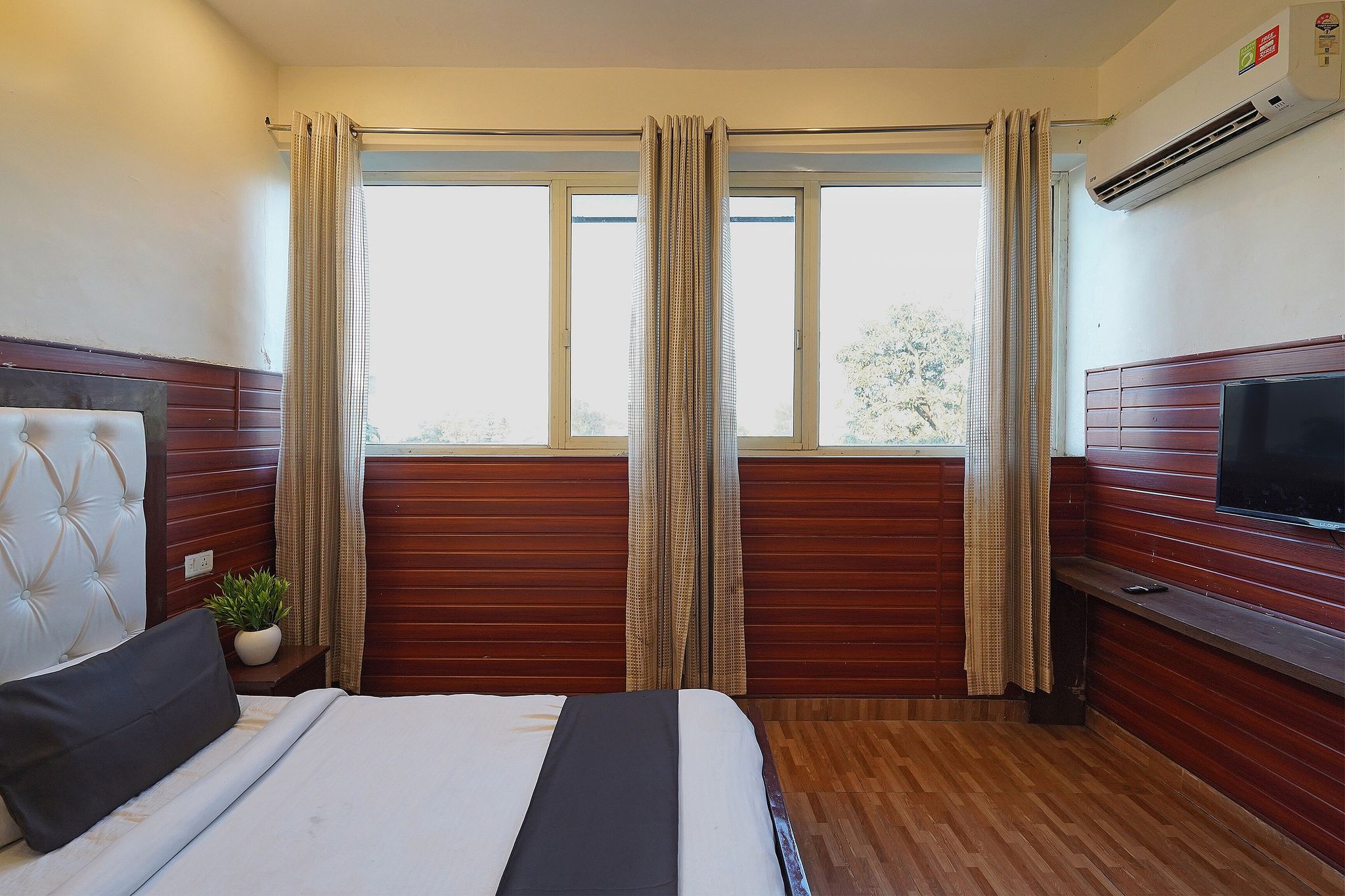 Capital O 36059 Hotel Shimaya Deluxe with View 12