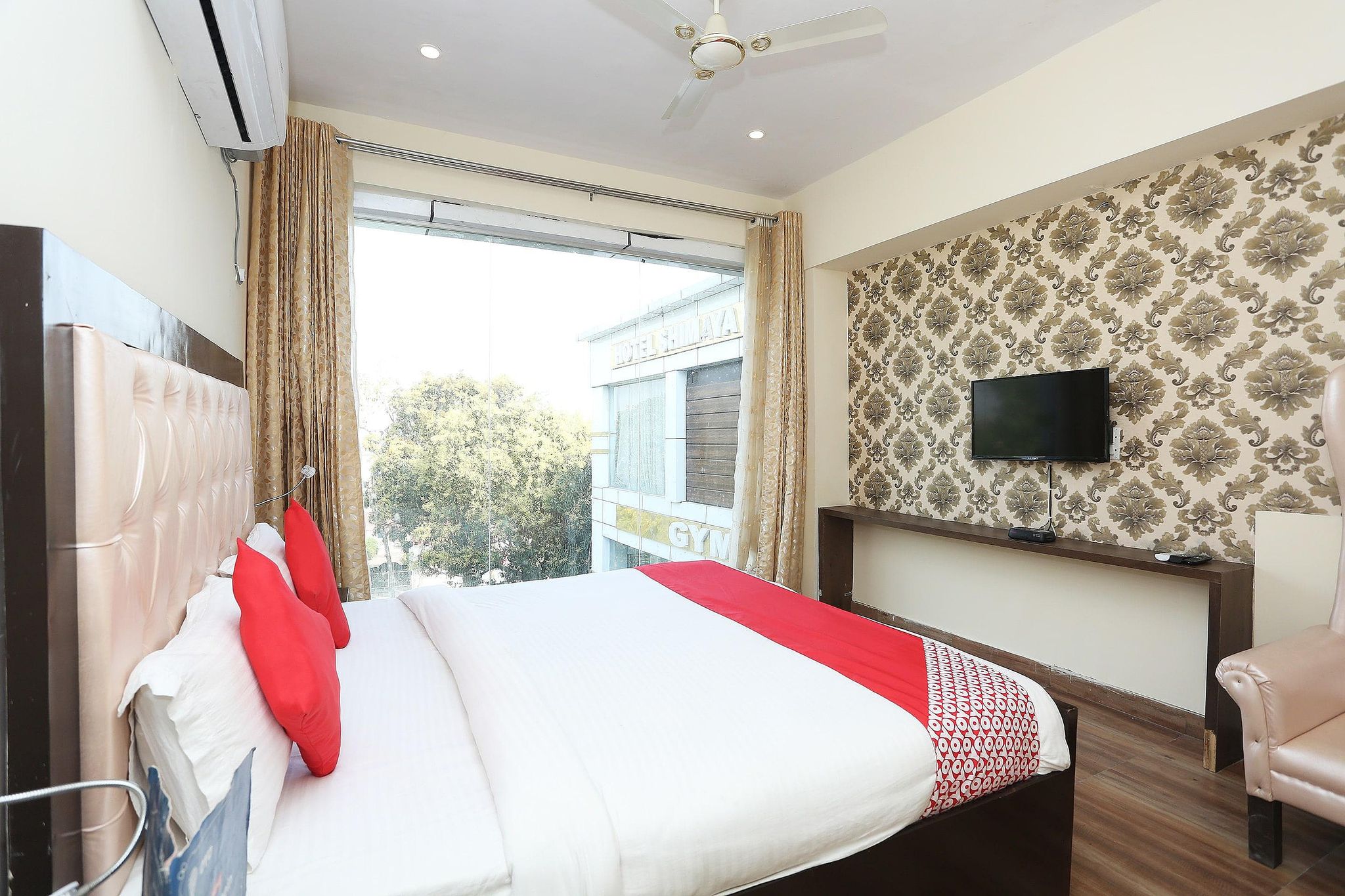 Capital O 36059 Hotel Shimaya Deluxe with View 11