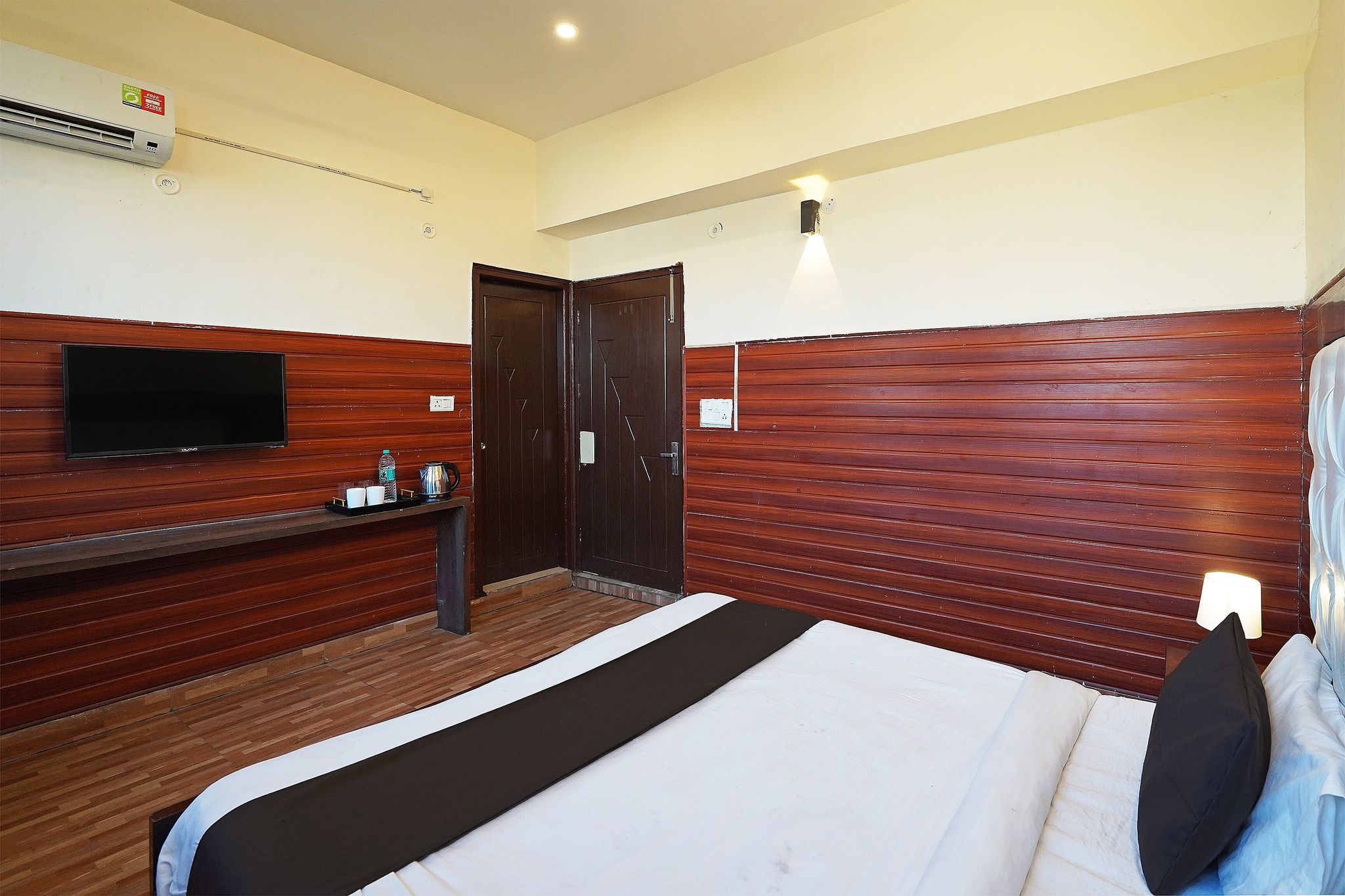 Capital O 36059 Hotel Shimaya Deluxe with View 24