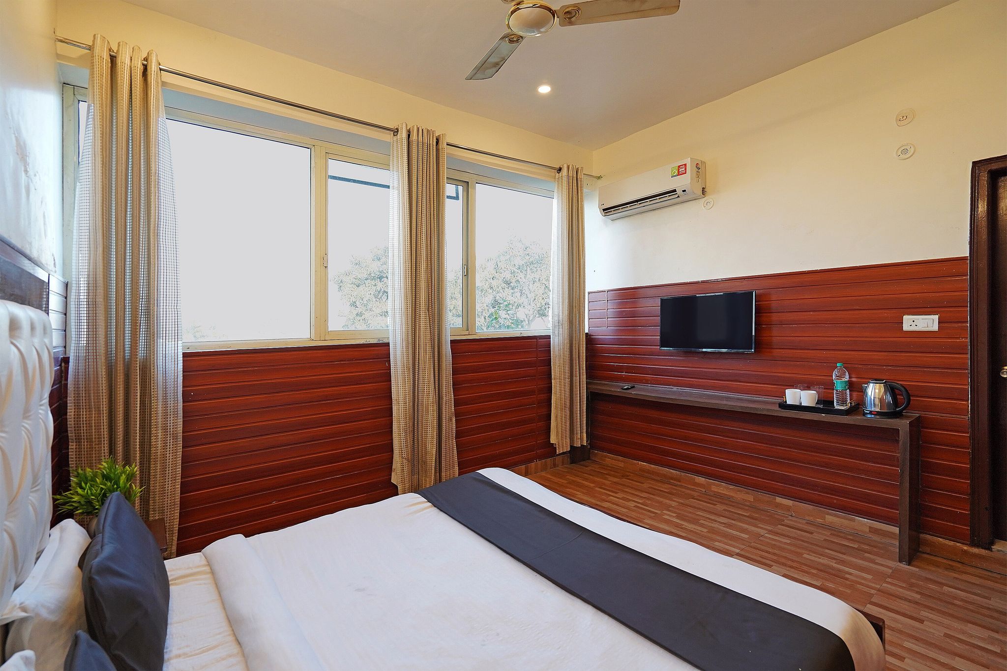 Capital O 36059 Hotel Shimaya Deluxe with View 17