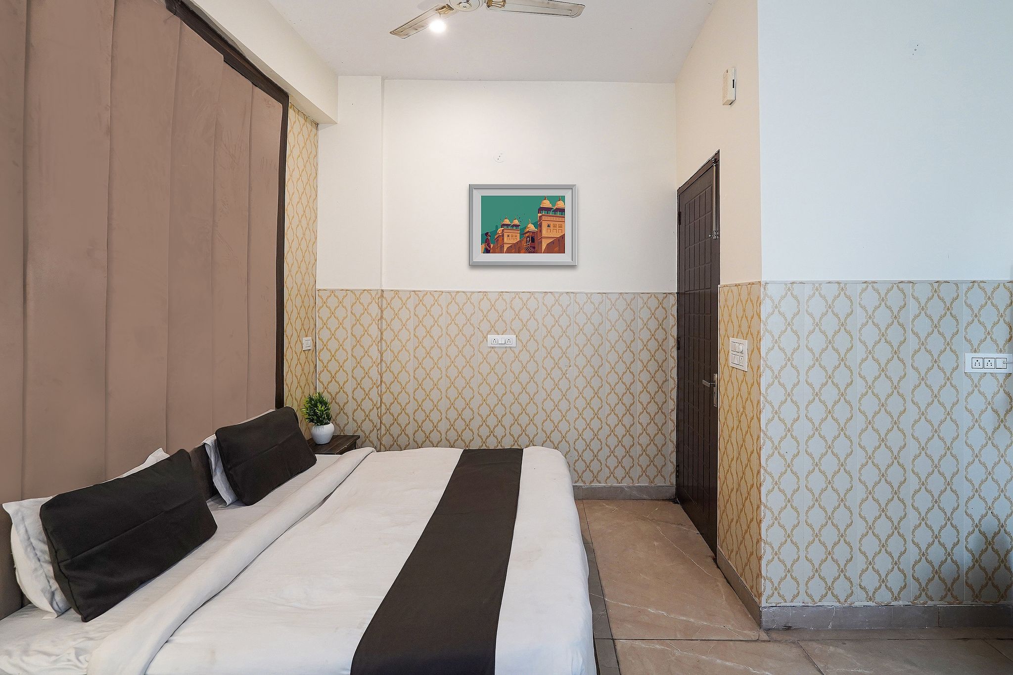 Capital O 36059 Hotel Shimaya Deluxe with View 9
